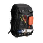Summit-Creative Molleplate zwart gemonteerd op rugzak met bevestigde accessoires