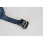 Summit-Creative Molleplate close-up van bevestigingshaak met verstelriem op lichte achtergrond