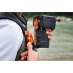 Summit-Creative Speedyclip Orange in gebruik waarbij camera wordt losgekoppeld