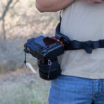 Summit-Creative Speedyclip Orange gemonteerd op heupriem met bevestigde camera