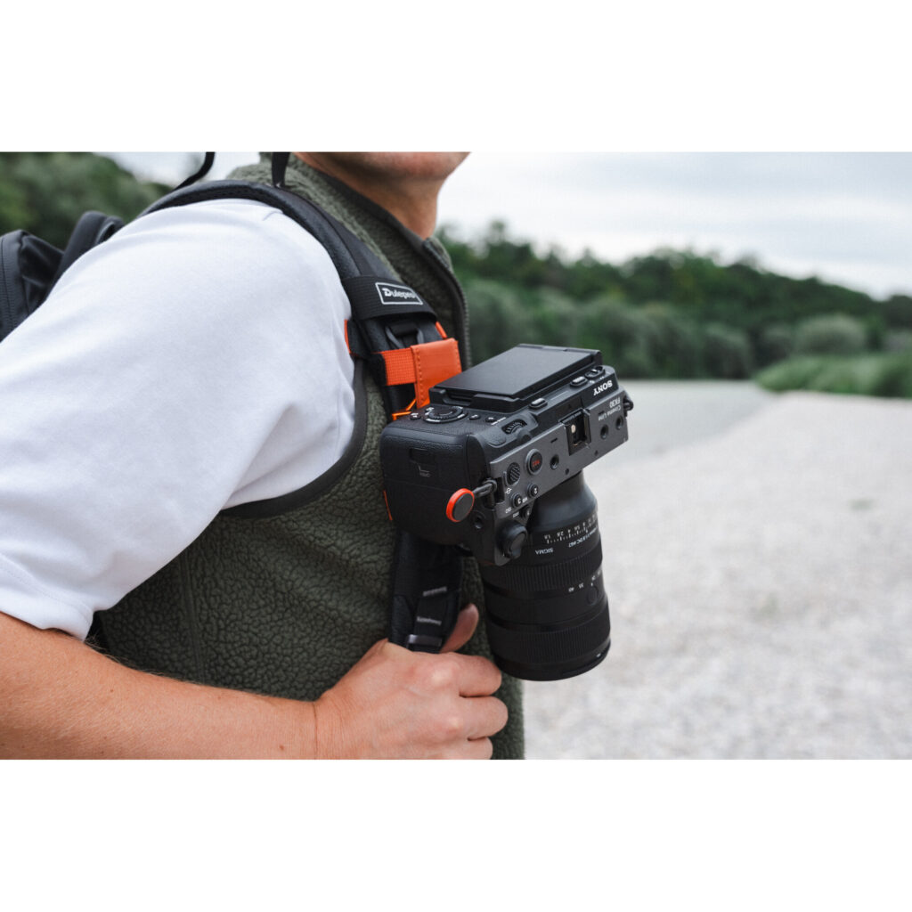 Summit-Creative Speedyclip Orange gemonteerd op rugzak bij outdoor gebruik