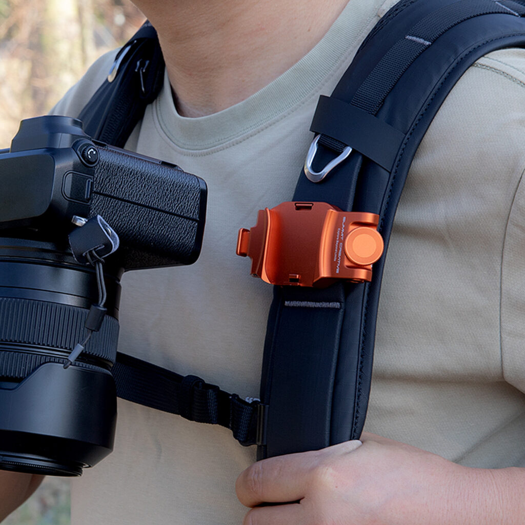Summit-Creative Speedyclip Orange bevestigd op vest met camera in horizontale positie