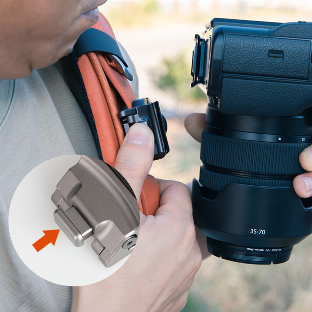 Summit-Creative Speedyclip titanium versie gemonteerd aan schouderriem met camera direct klikbaar