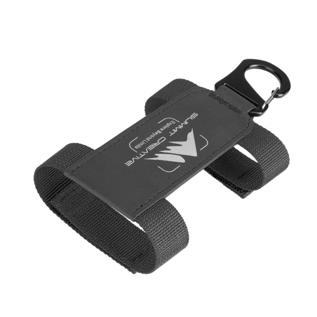 Summit-Creative Speedyclip-Strap black diagonaal vooraanzicht met karabijnhaak en dubbele bevestigingslussen