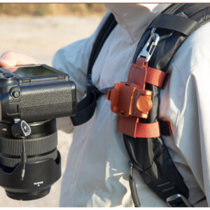 Summit-Creative Speedyclip-riem blauw in gebruik bij schouderband met Speedyclip en camera bevestigd