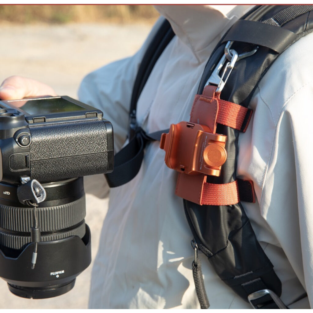 Summit-Creative Speedyclip-riem groen in gebruik met camera bevestigd op schouderband