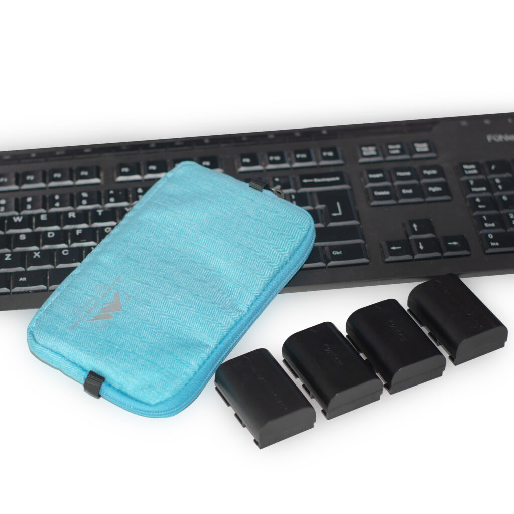 Summit-Creative Batterijtas liggend voor toetsenbord met losse camera-accu’s in beeld