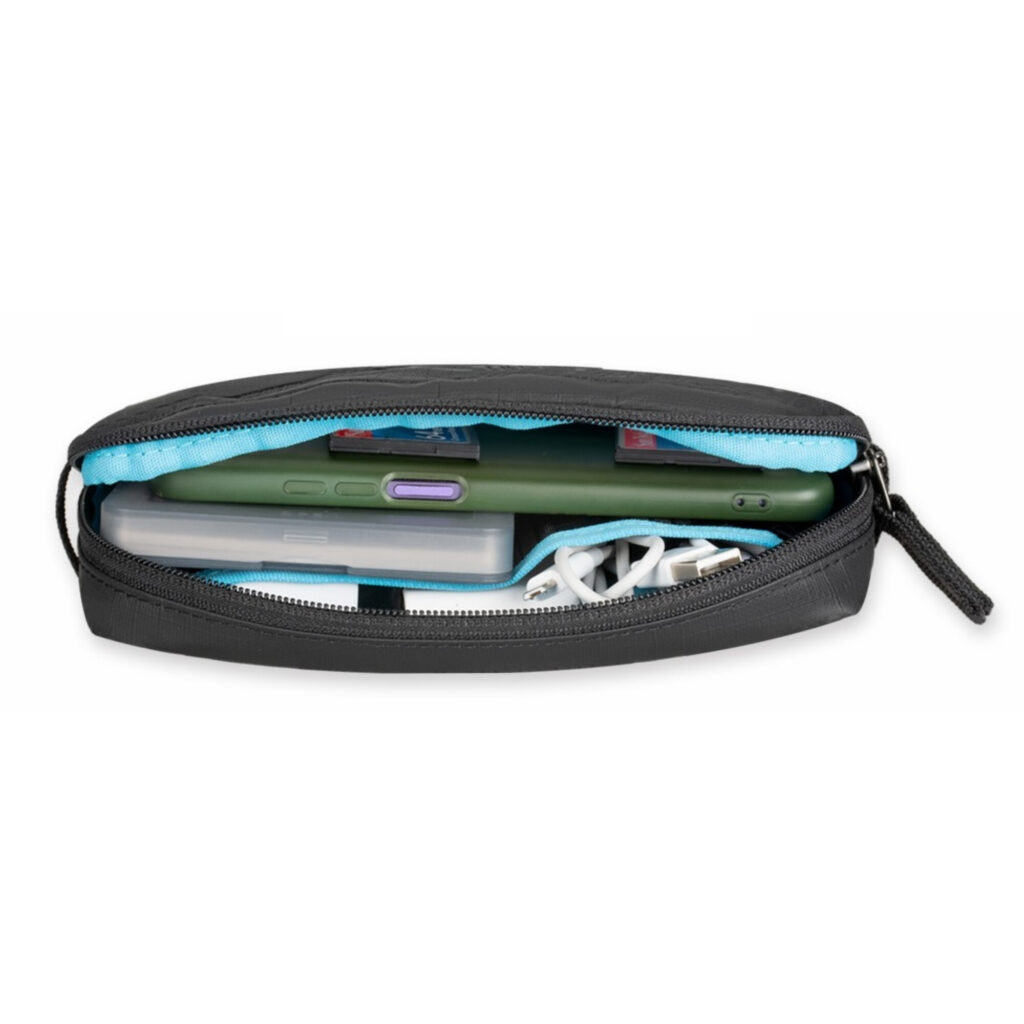 Summit-Creative Storage Bag 1L oranje geopend bovenaanzicht met kabels en accessoires in blauw interieur