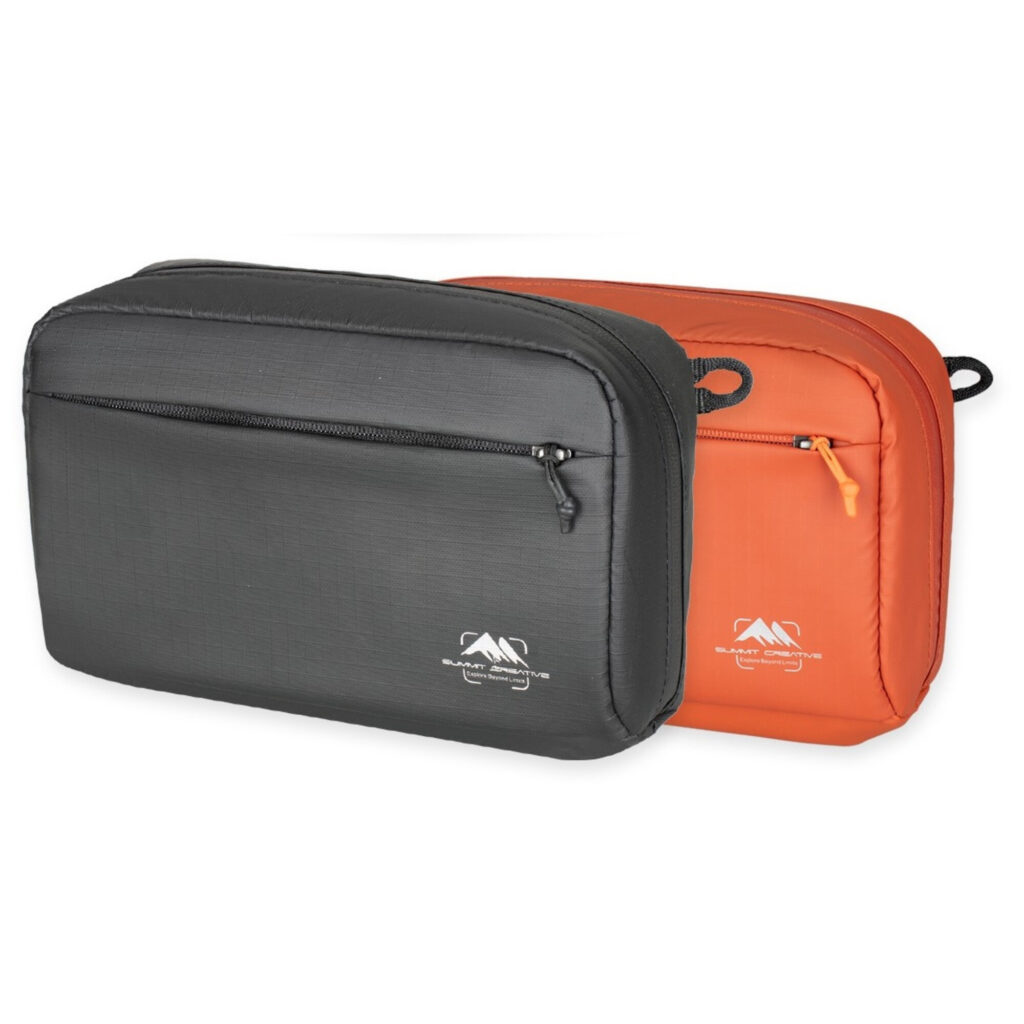 Summit-Creative Storage Bag 2L zwart en oranje variant naast elkaar met zicht op compacte formaat en rits