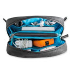 Summit-Creative Storage Bag 2L oranje bovenaanzicht geopend met kabels, powerbank en accessoires in vakken