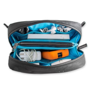 Summit-Creative Storage Bag 2L oranje bovenaanzicht geopend met kabels, powerbank en accessoires in vakken