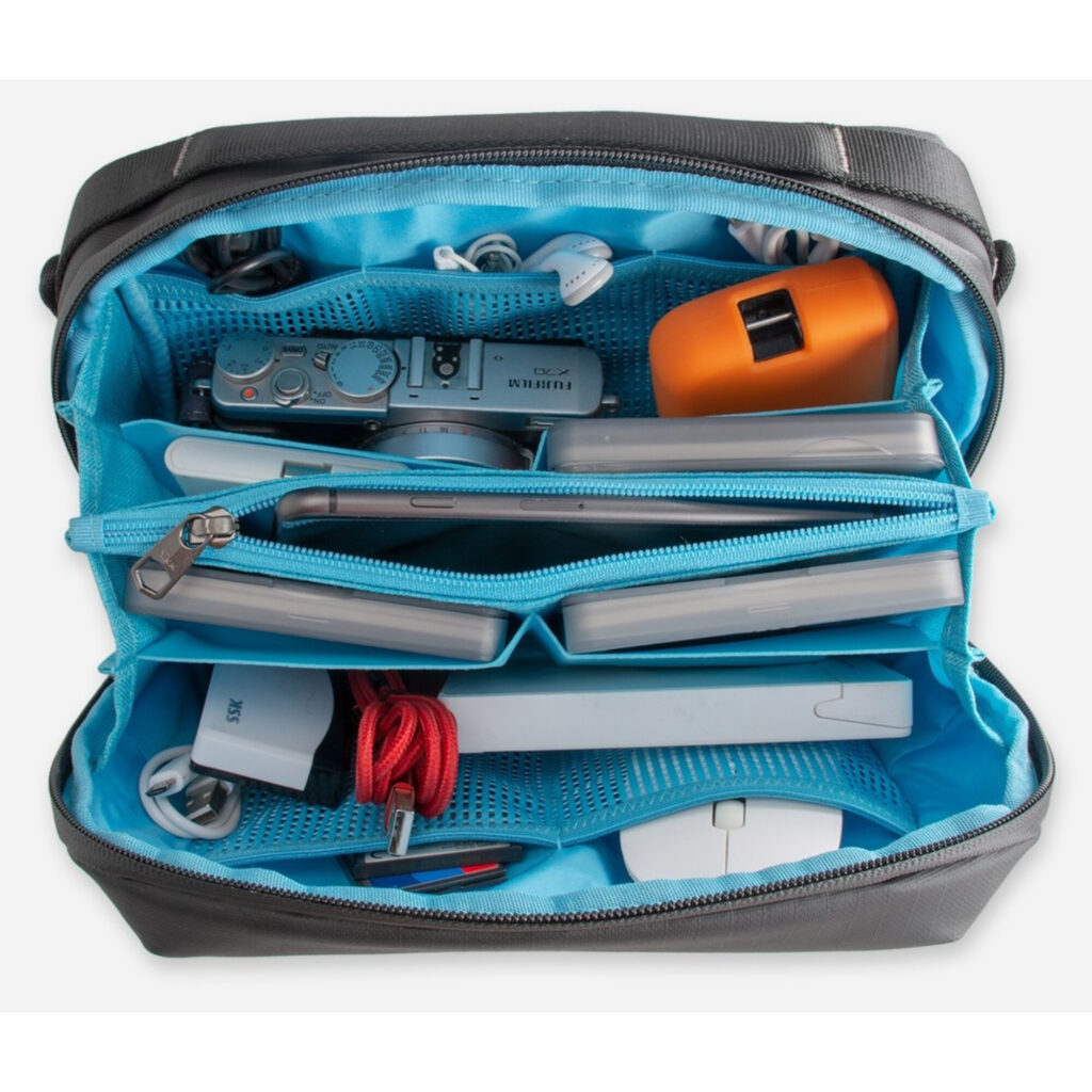 Summit-Creative Storage Bag 3L zwart geopend interieur met blauwe voering en volledig ingedeelde accessoirevakken