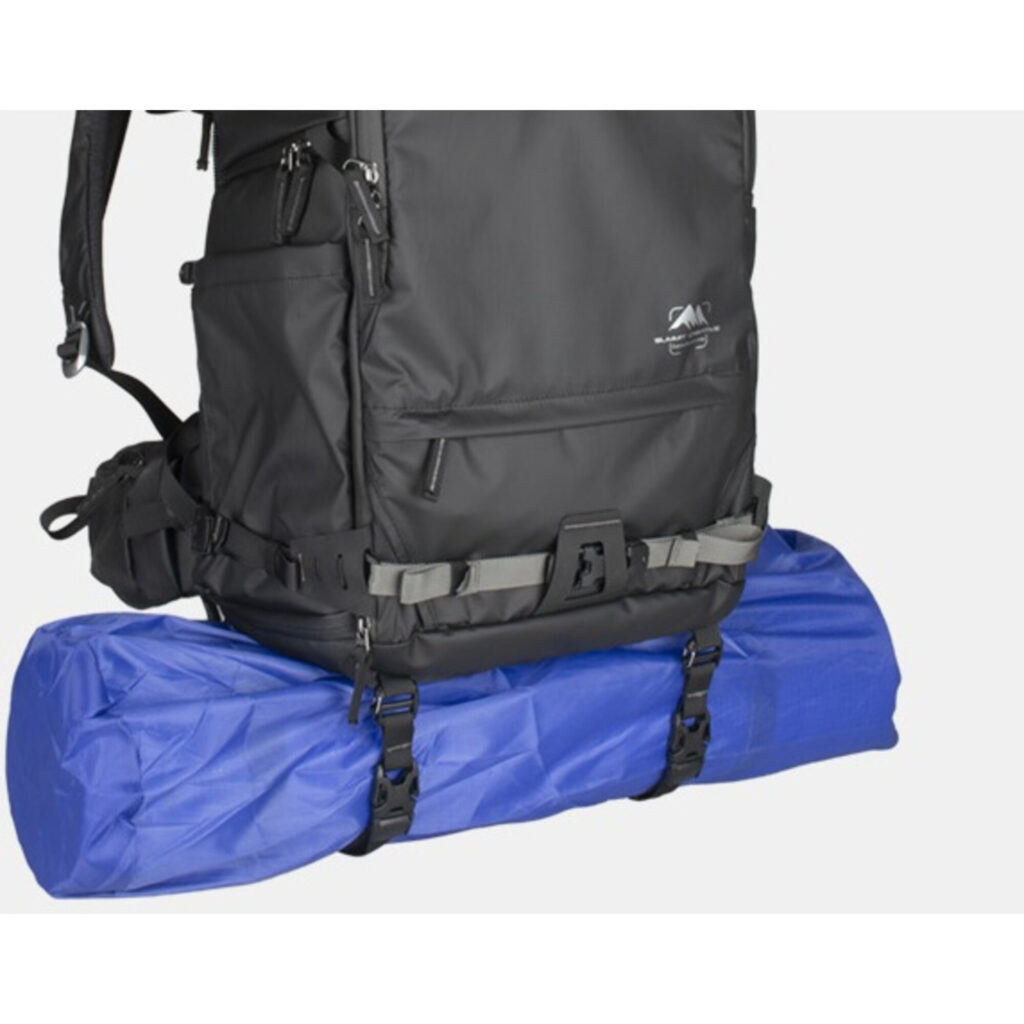 Summit-Creative Tenzing BStraps toegepast onder rugzak voor bevestiging van slaapzak