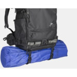 Summit-Creative Tenzing BStraps gemonteerd onder rugzak met blauwe slaapzak vastgezet