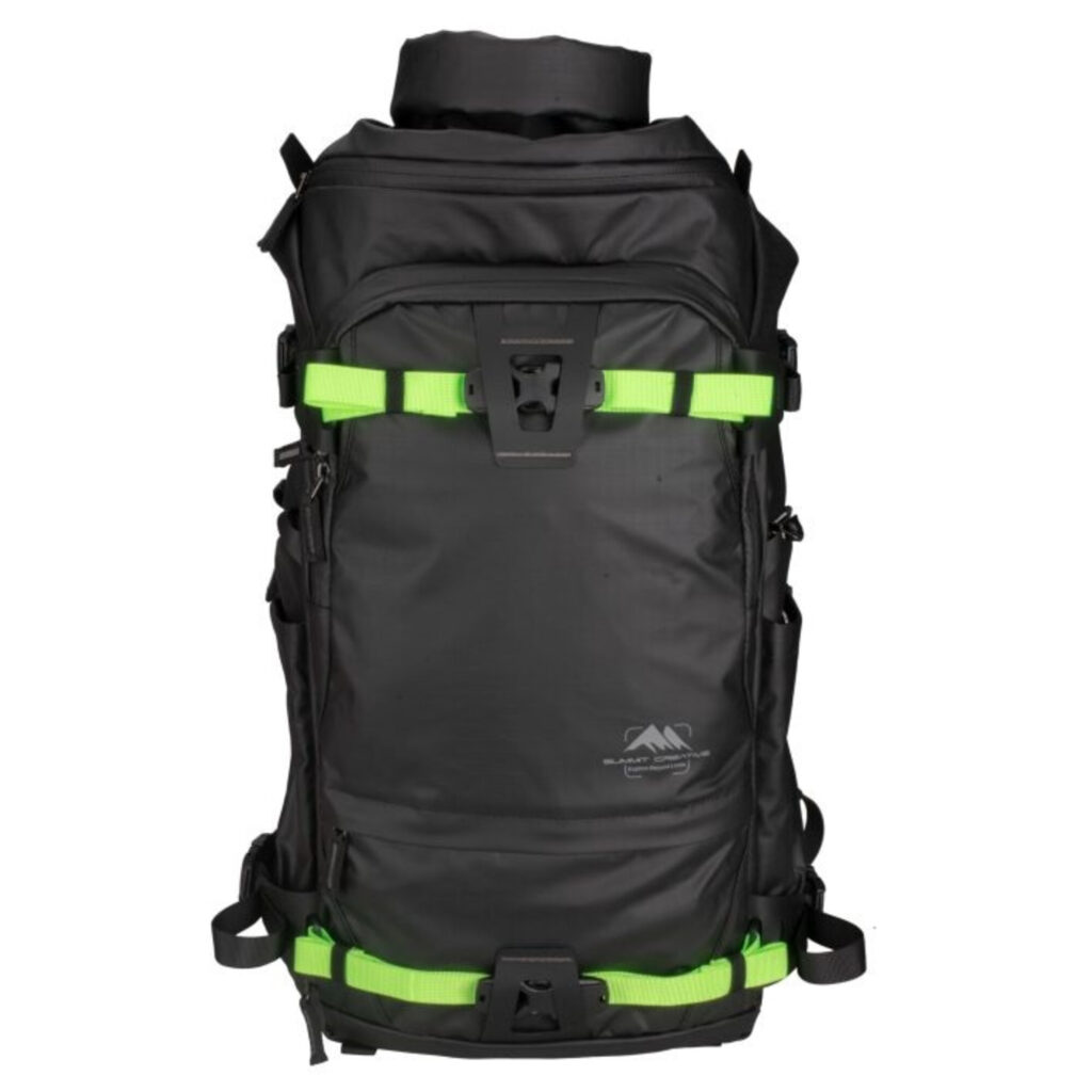 Summit-Creative Tenzing FStrap lime bevestigd op rugzak met vooraanzicht en dubbele bevestigingspositie