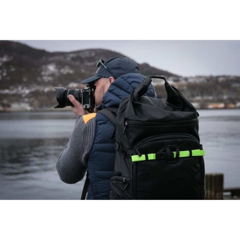 Summit-Creative Tenzing FStrap lime in gebruik door fotograaf bij waterlandschap met bevestigd statief