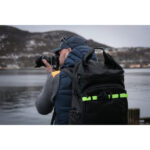 Summit-Creative Tenzing FStrap lime in gebruik door fotograaf bij waterlandschap met bevestigd statief