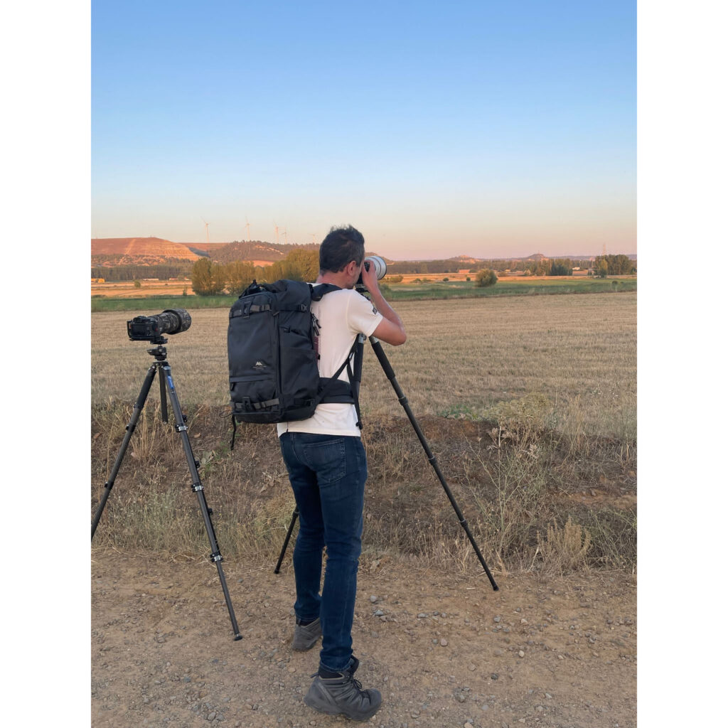 Summit-Creative Tenzing Rolltop Backpack in gebruik door fotograaf met statief in buitengebied