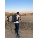 Summit-Creative Tenzing Rolltop Backpack in gebruik door fotograaf met statief in buitengebied