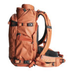 Summit-Creative Tenzing Rolltop Backpack rechterzijaanzicht met bevestigde schouderbanden en heupriem