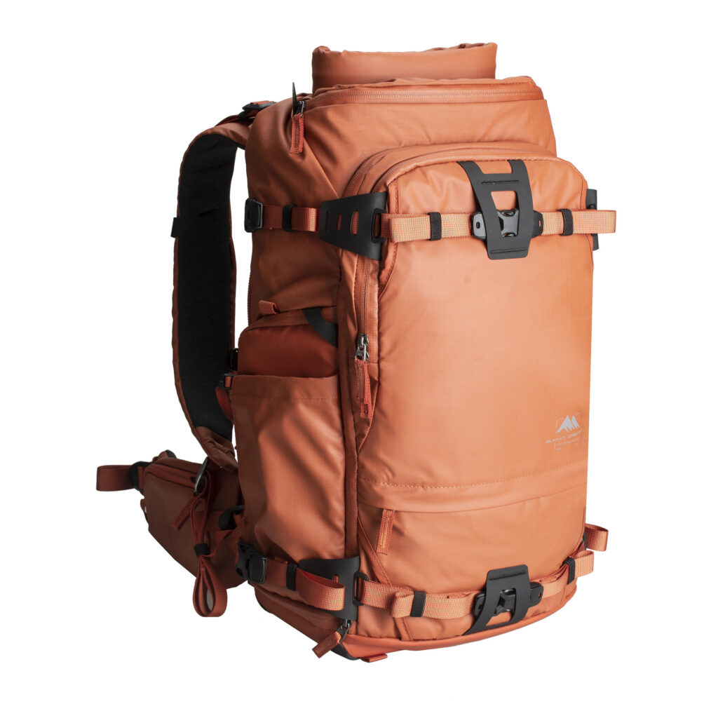 Summit-Creative Tenzing Rolltop Backpack linkerzijaanzicht met toegang tot hoofdvak en zijklemmen