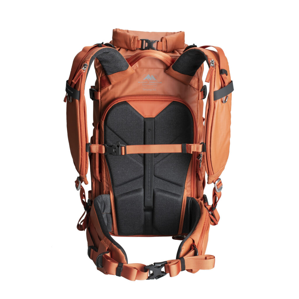 Summit-Creative Tenzing Rolltop Backpack schuin achteraanzicht met toegang tot zij- en rugzijde