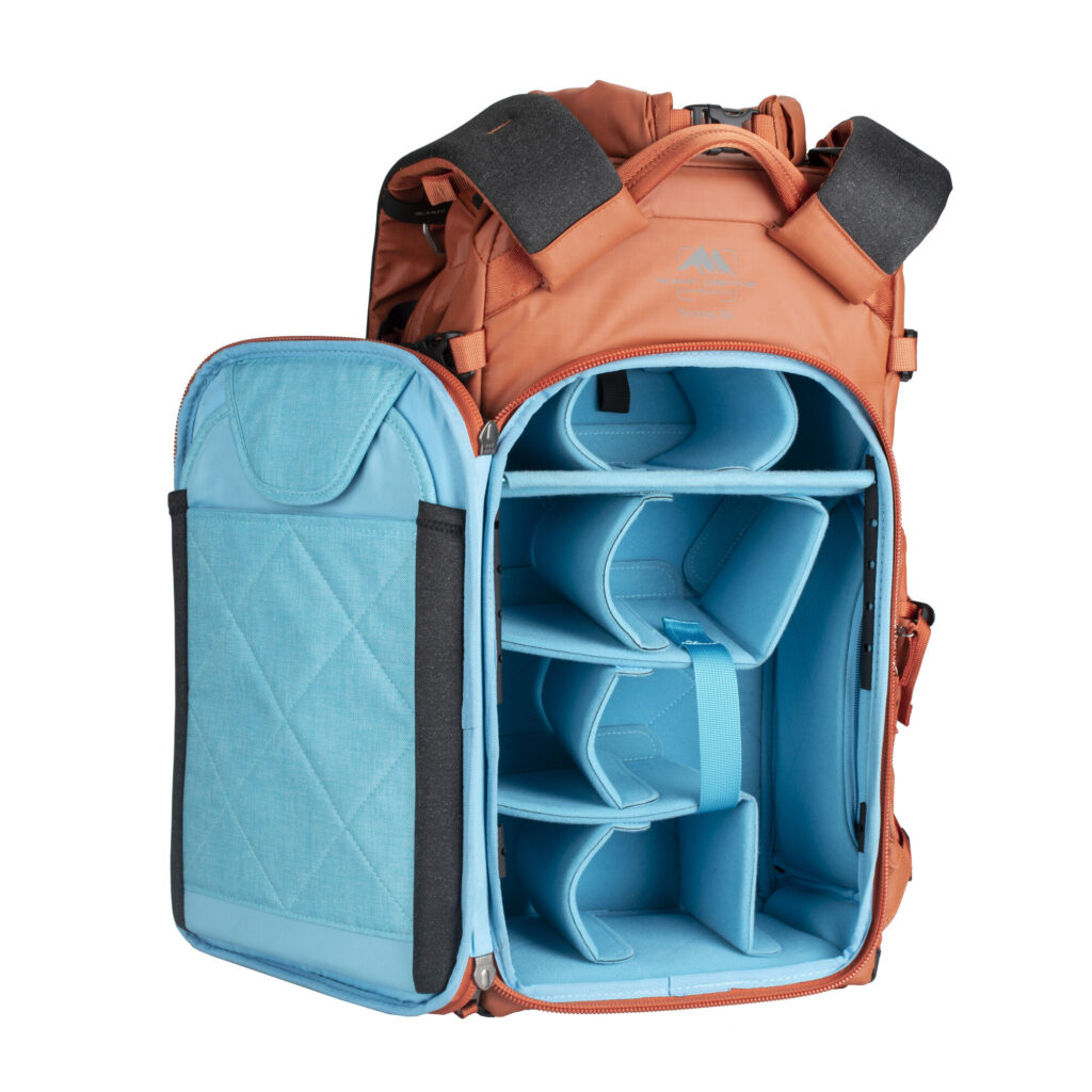 Summit-Creative Tenzing Rolltop Backpack zijaanzicht gedragen met bevestigde draagriemen
