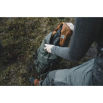 Summit-Creative Tenzing Rolltop Backpack outdoor opname met toegang via bovenste rolltop vak