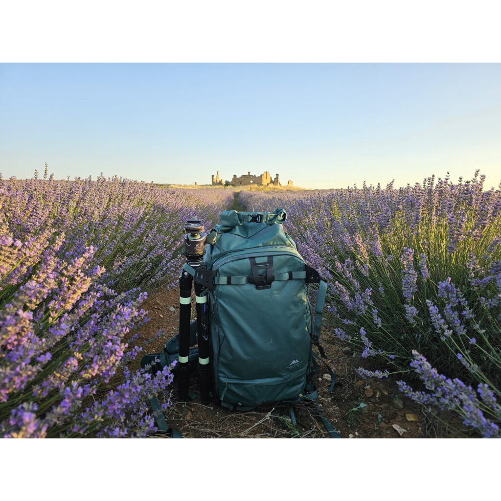 Summit-Creative Tenzing Rolltop Backpack midden in lavendelveld geplaatst met volledige uitrusting