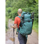 Summit-Creative Tenzing Rolltop Backpack gedragen in wandelomgeving met volledige belading