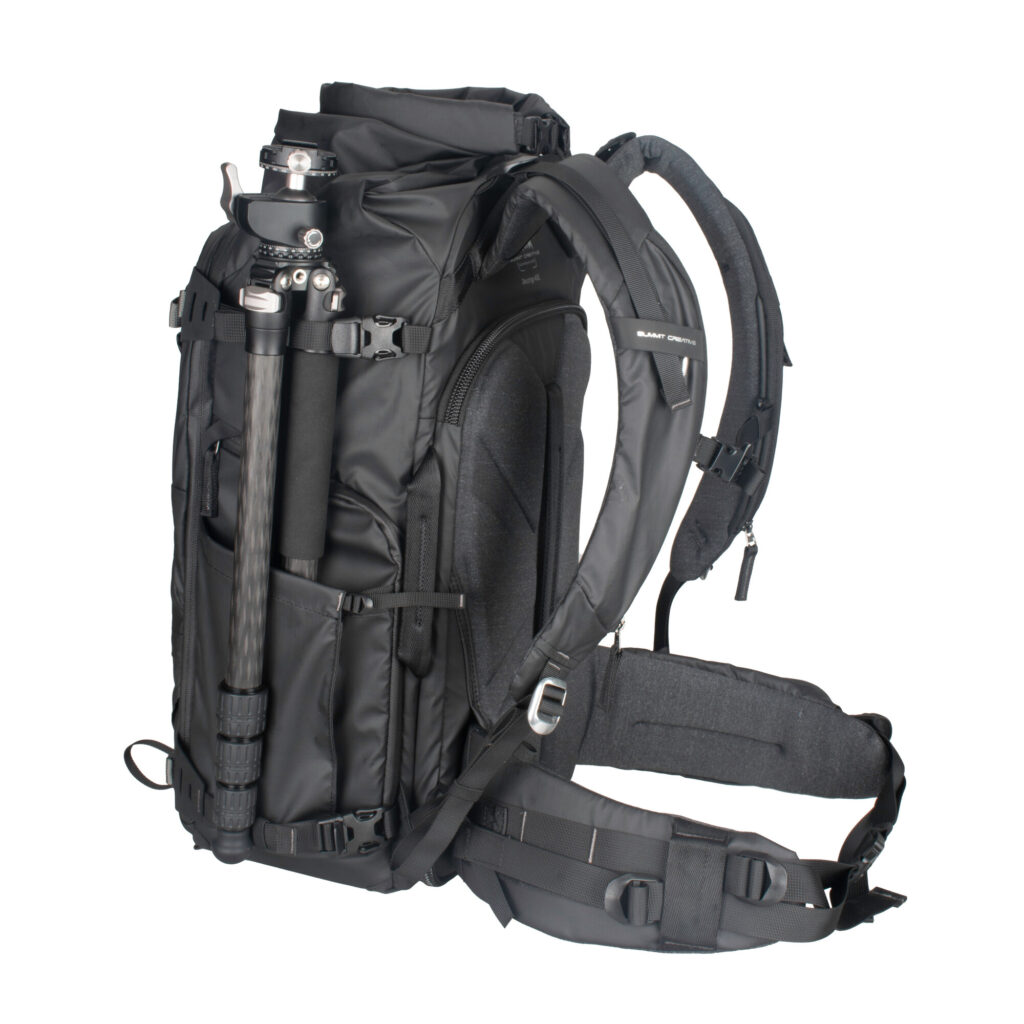 Summit-Creative Tenzing Rolltop Backpack schuin achteraanzicht met rugventilatie en schouderbanden