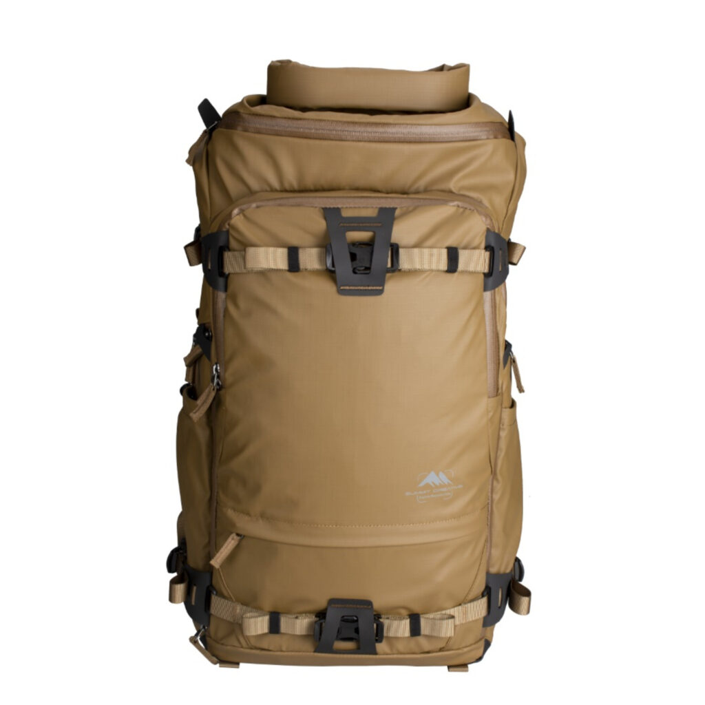Summit-Creative Tenzing Rolltop Backpack champagnekleur vooraanzicht met rolltop, gespen en bevestigingspunten