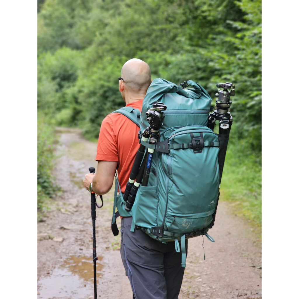 Summit-Creative Tenzing Backpack onderweg gedragen met wandelstokken en volledig gevuld