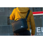 Summit-Creative Tenzing Shoulder Bag in gebruik als crossbody tijdens stedelijke fotografie