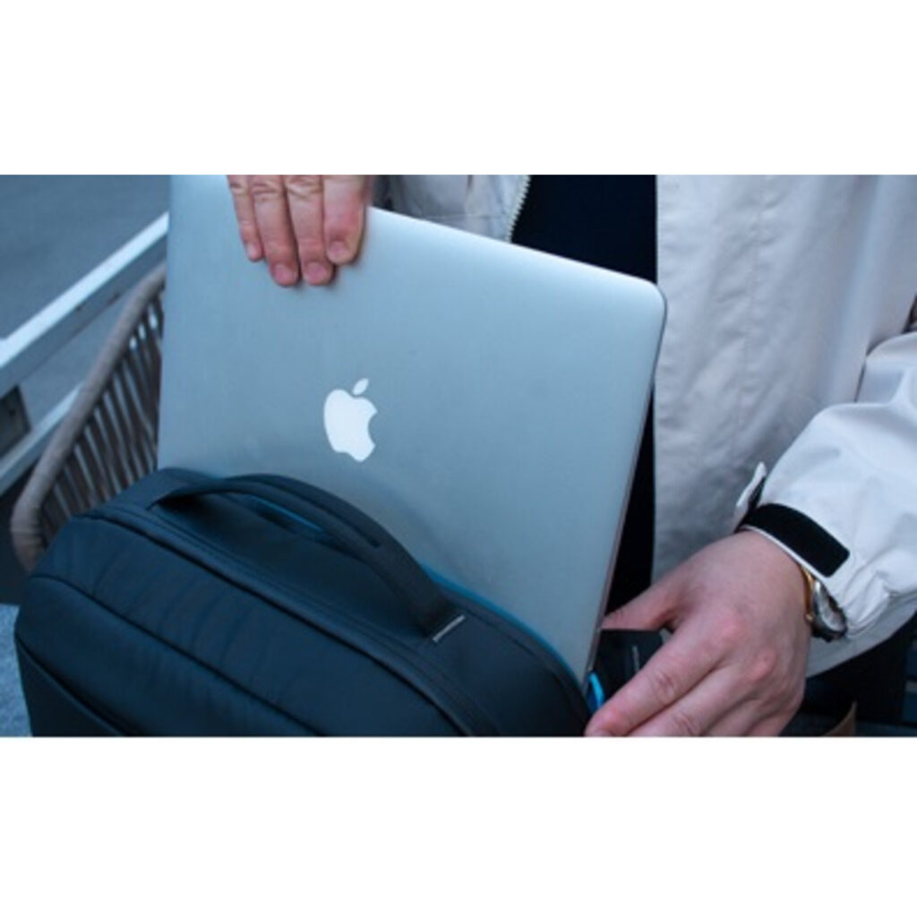 Summit-Creative Tenzing Shoulder Bag bovenaanzicht met laptop die in vak wordt geschoven