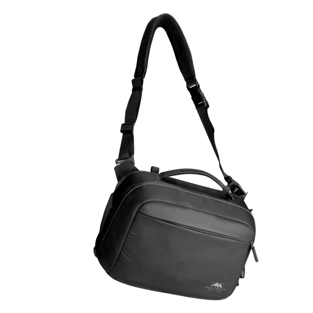 Summit-Creative Tenzing Shoulder Bag schuin achteraanzicht met verstelbare schouderband