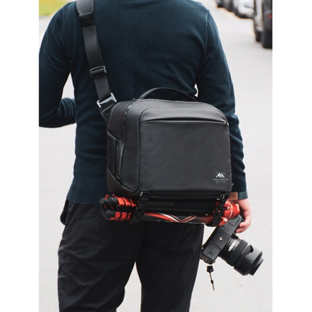 Summit-Creative Tenzing Shoulder Bag gedragen aan schouder met camera in gebruik