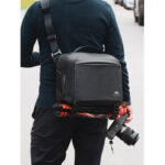 Summit-Creative Tenzing Shoulder Bag gedragen aan schouder met camera in gebruik