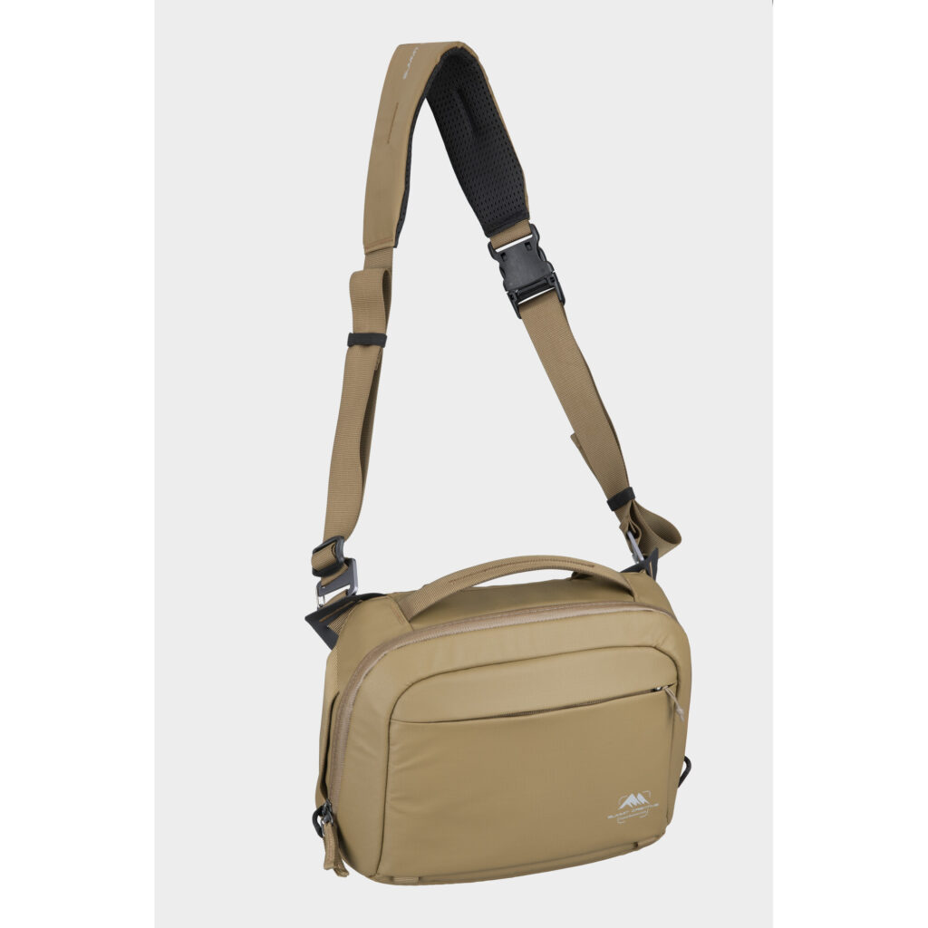 Summit-Creative Tenzing Shoulder Bag champagne schuin achteraanzicht hangend aan schouderriem