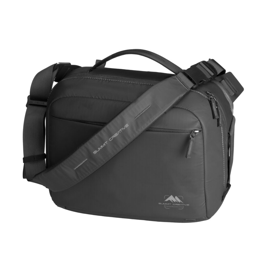 Summit-Creative Tenzing Shoulder Bag zwart zijaanzicht met verstelbare schouderriem en YKK-ritsen