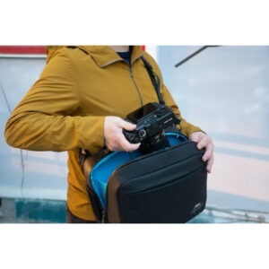 Summit-Creative Tenzing Shoulder Bag zwart in gebruik door fotograaf tijdens outdoor shoot