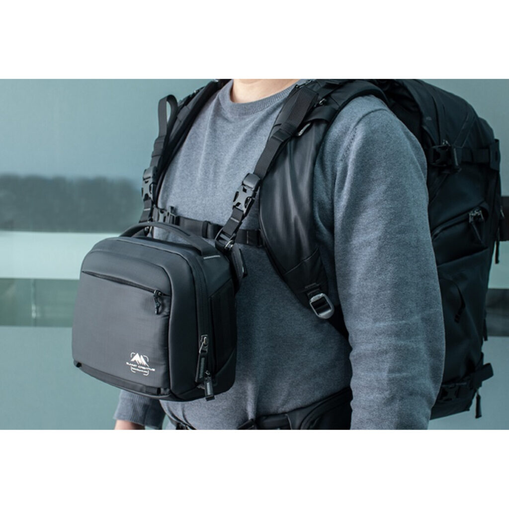 Summit-Creative Tenzing Shoulder Bag in gebruik bevestigd aan rugzakharnas tijdens fotosessie