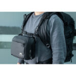 Summit-Creative Tenzing Shoulder Bag in gebruik bevestigd aan rugzakharnas tijdens fotosessie