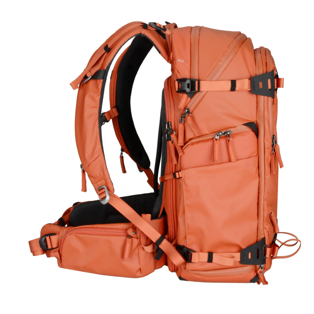 Summit-Creative Tenzing Backpack volledig gesloten linkerzijaanzicht met bevestigingslussen