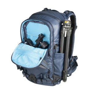 Summit-Creative Tenzing Backpack geopend met zichtbaar cameravak, statiefhouder en lichtblauw interieur