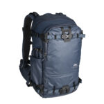 Summit-Creative Tenzing Backpack schuin vooraanzicht met statief aan zijkant bevestigd