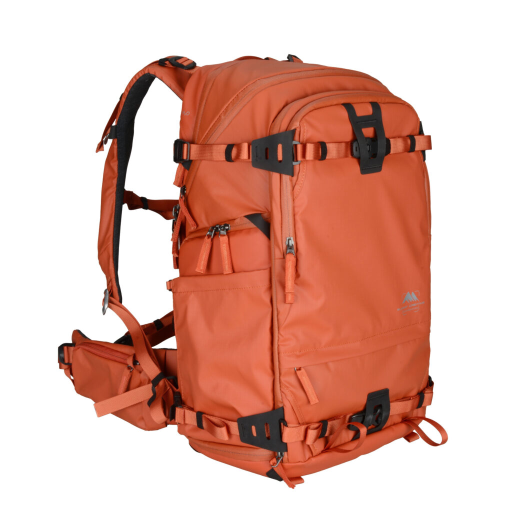 Summit-Creative Tenzing Backpack geopend met zichtbaar cameravak, statiefhouder en lichtblauw interieur
