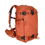 Summit-Creative Tenzing Backpack geopend met zichtbaar cameravak, statiefhouder en lichtblauw interieur