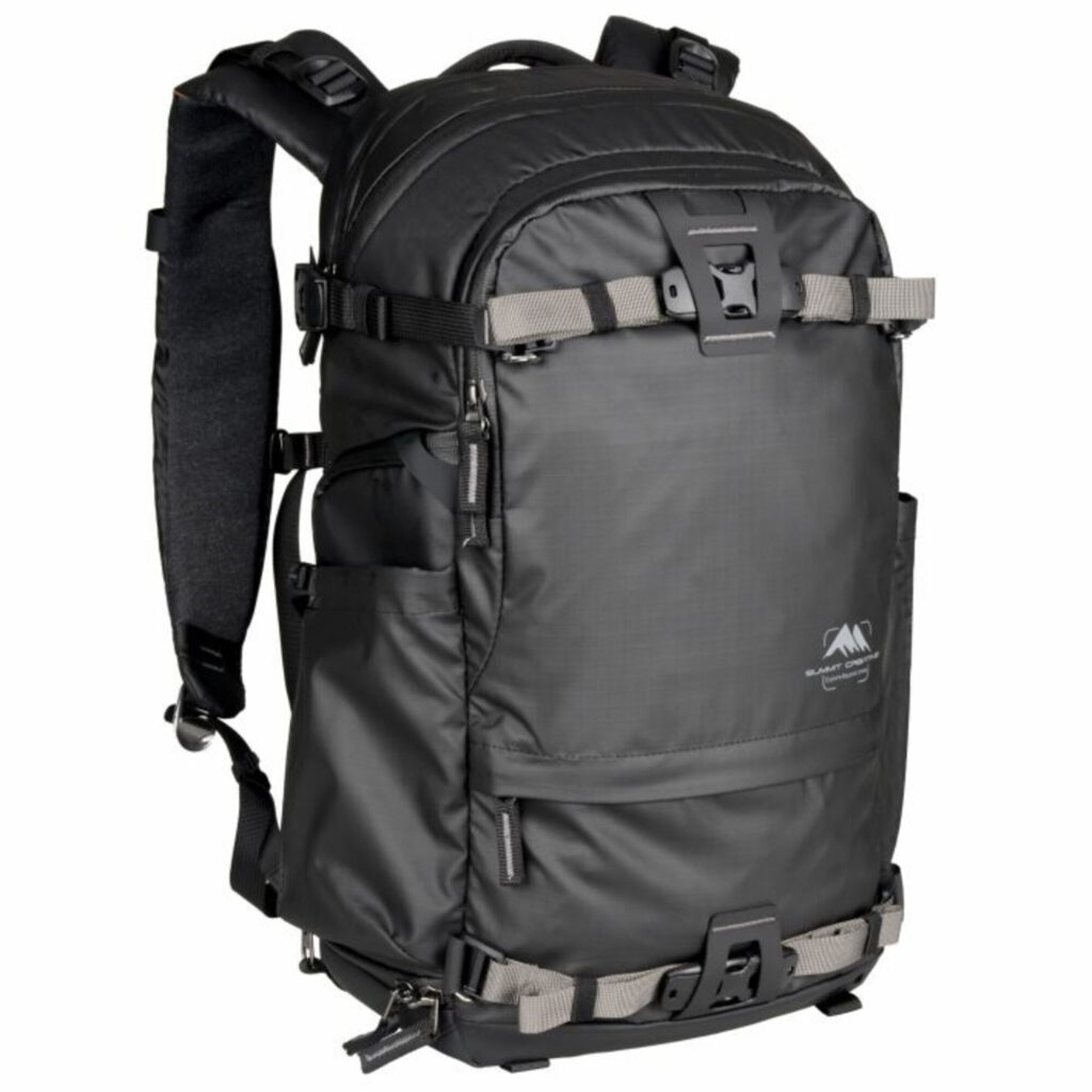 Summit-Creative Tenzing Backpack zijaanzicht met gesloten ritsen en bevestigingslussen