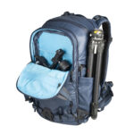 Summit-Creative Tenzing Backpack met geopende voorkant en zichtbaar cameravak